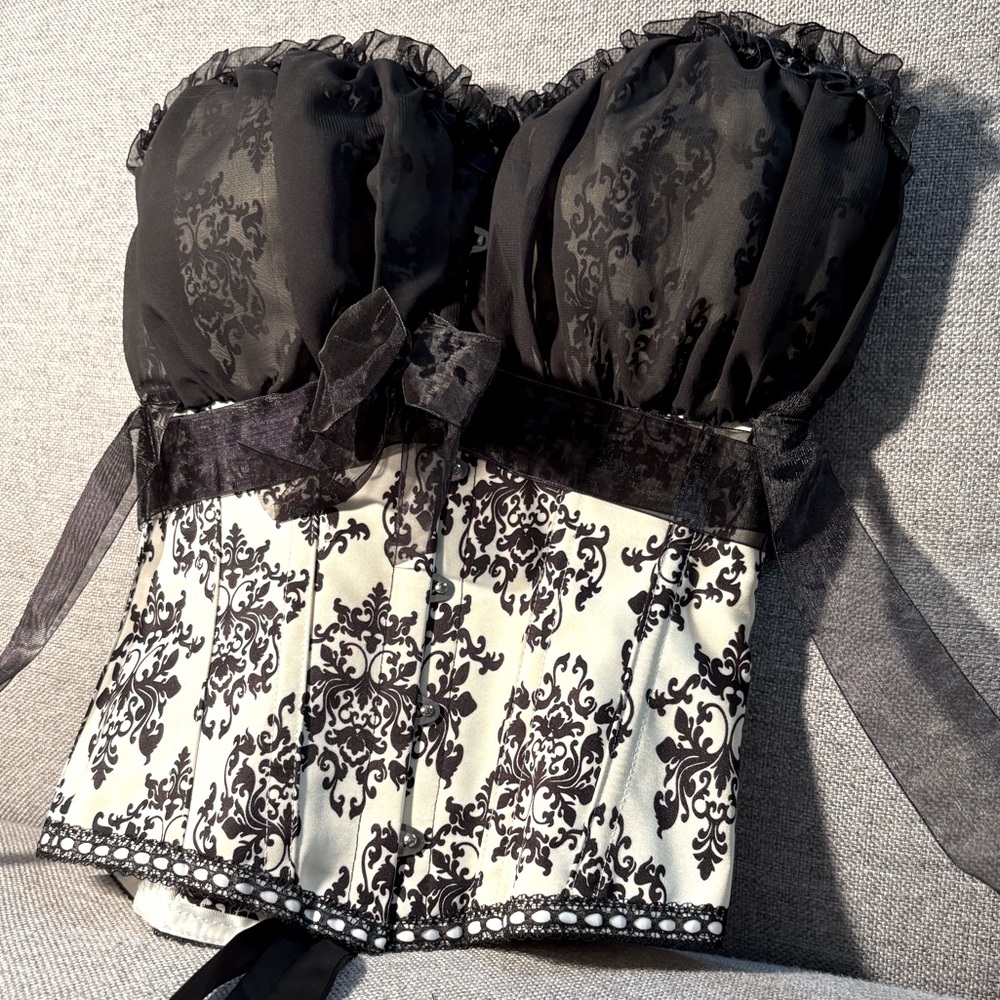 Stunning corset with tulle accents and steel boning!